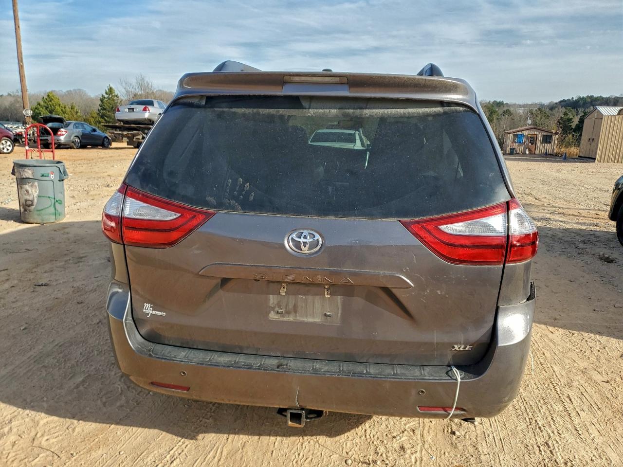 2015 TOYOTA SIENNA XLE photo 6