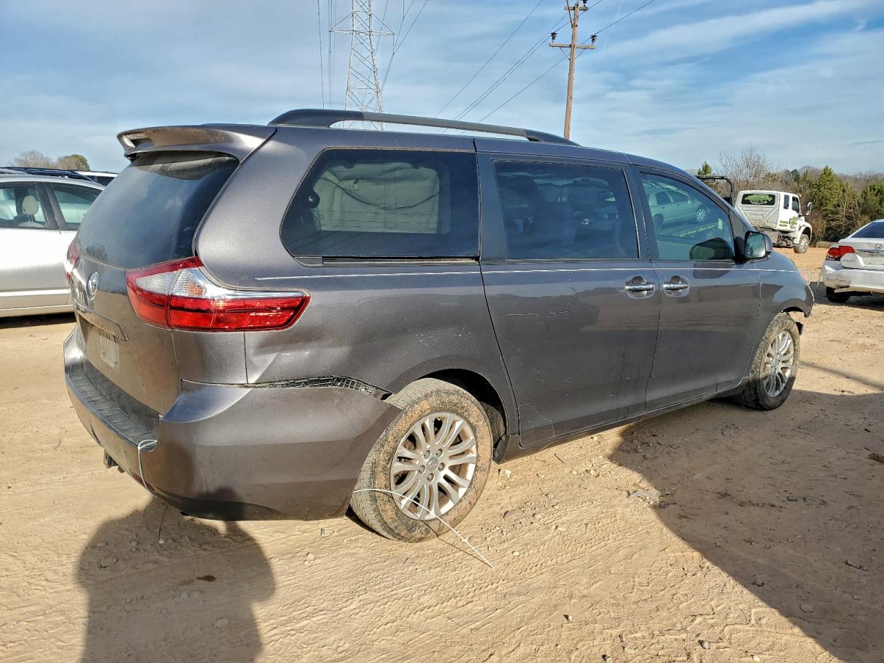 2015 TOYOTA SIENNA XLE photo 3