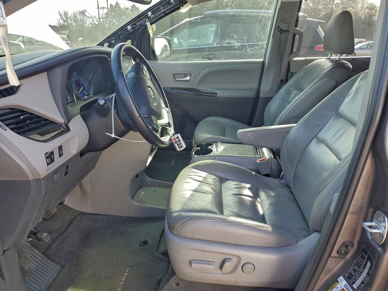 2015 TOYOTA SIENNA XLE photo 7