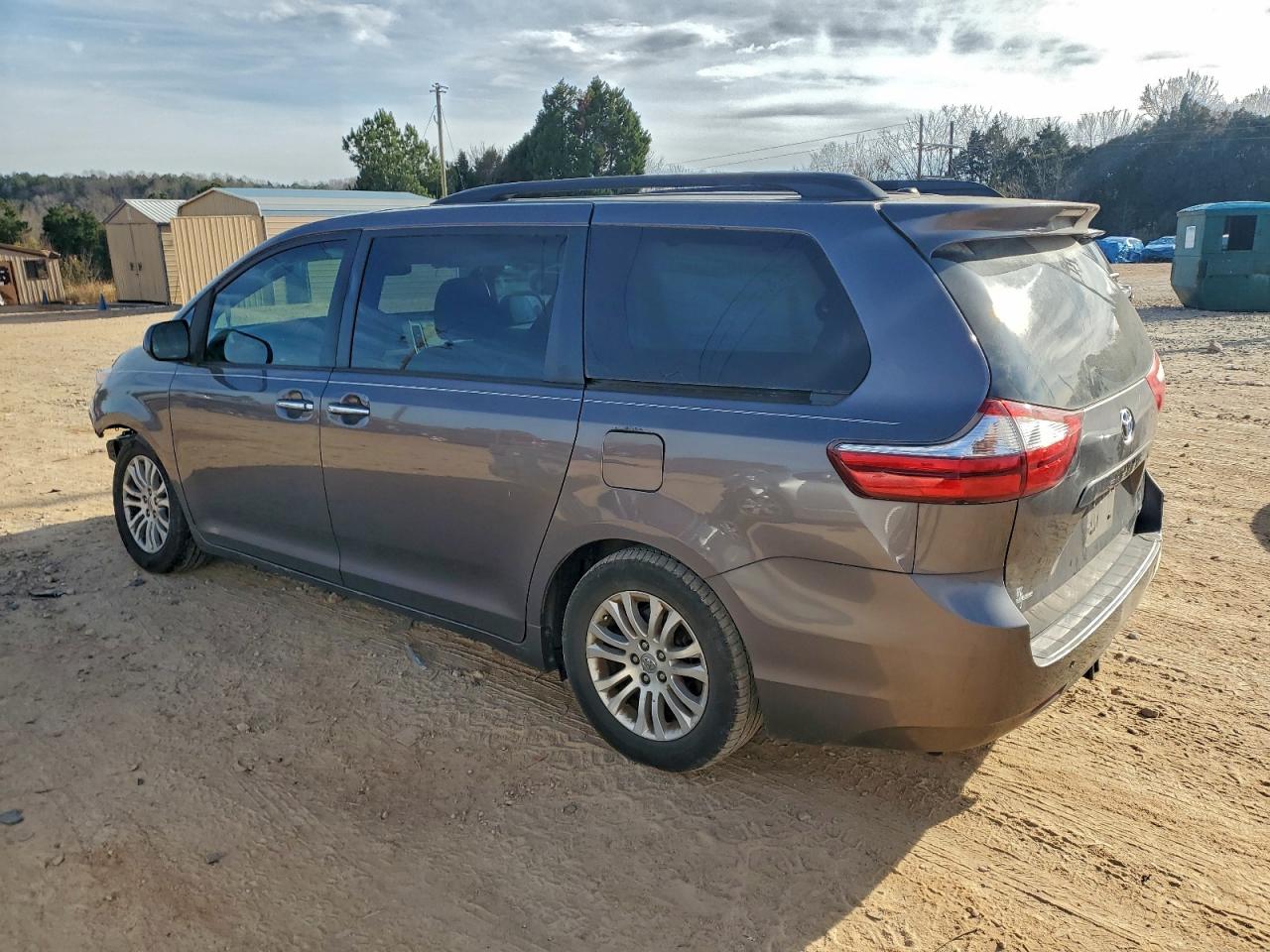2015 TOYOTA SIENNA XLE photo 2