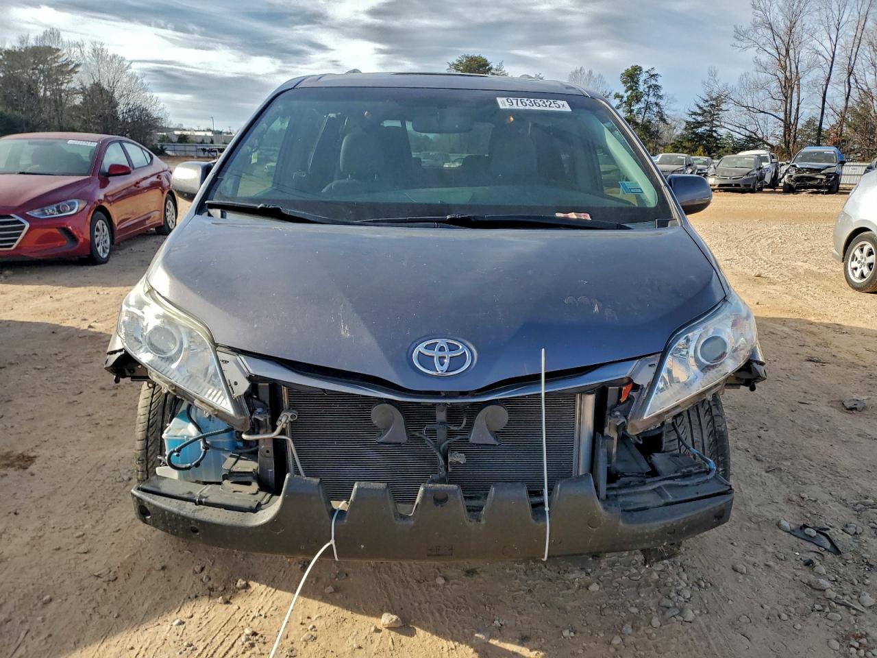 2015 TOYOTA SIENNA XLE photo 5