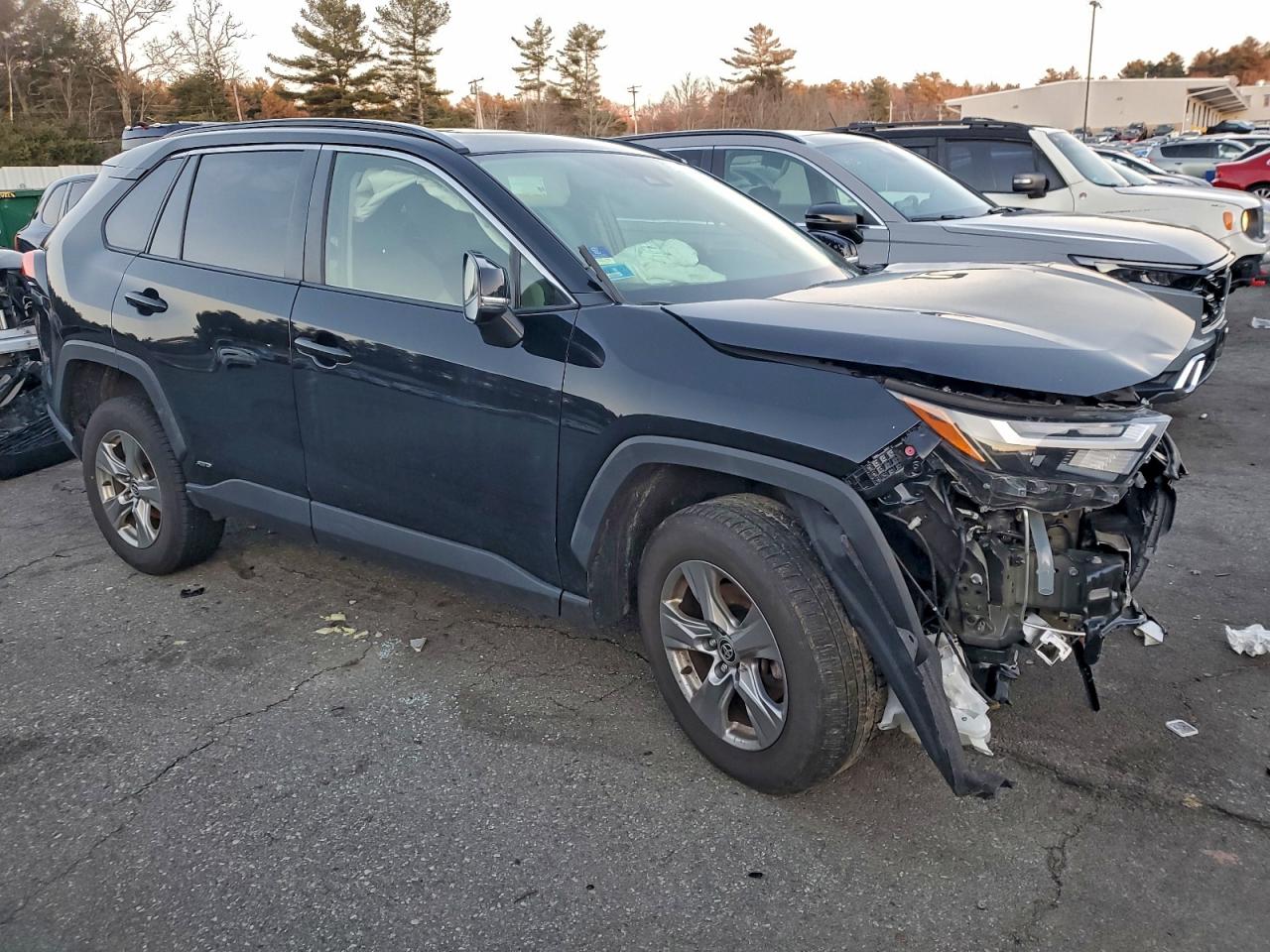 2022 TOYOTA RAV4 XLE photo 4