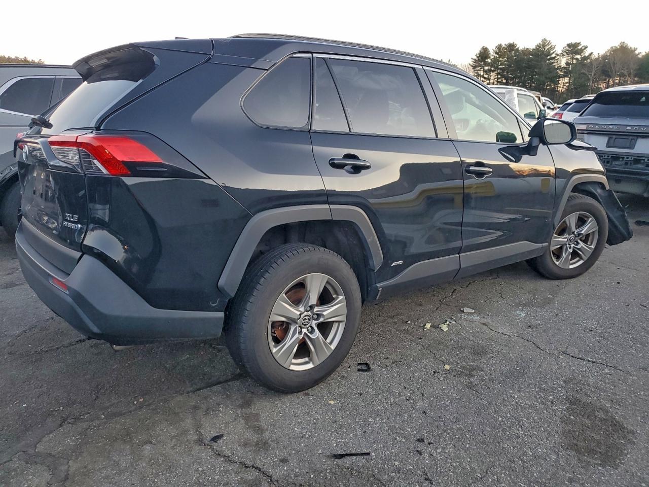 2022 TOYOTA RAV4 XLE photo 3