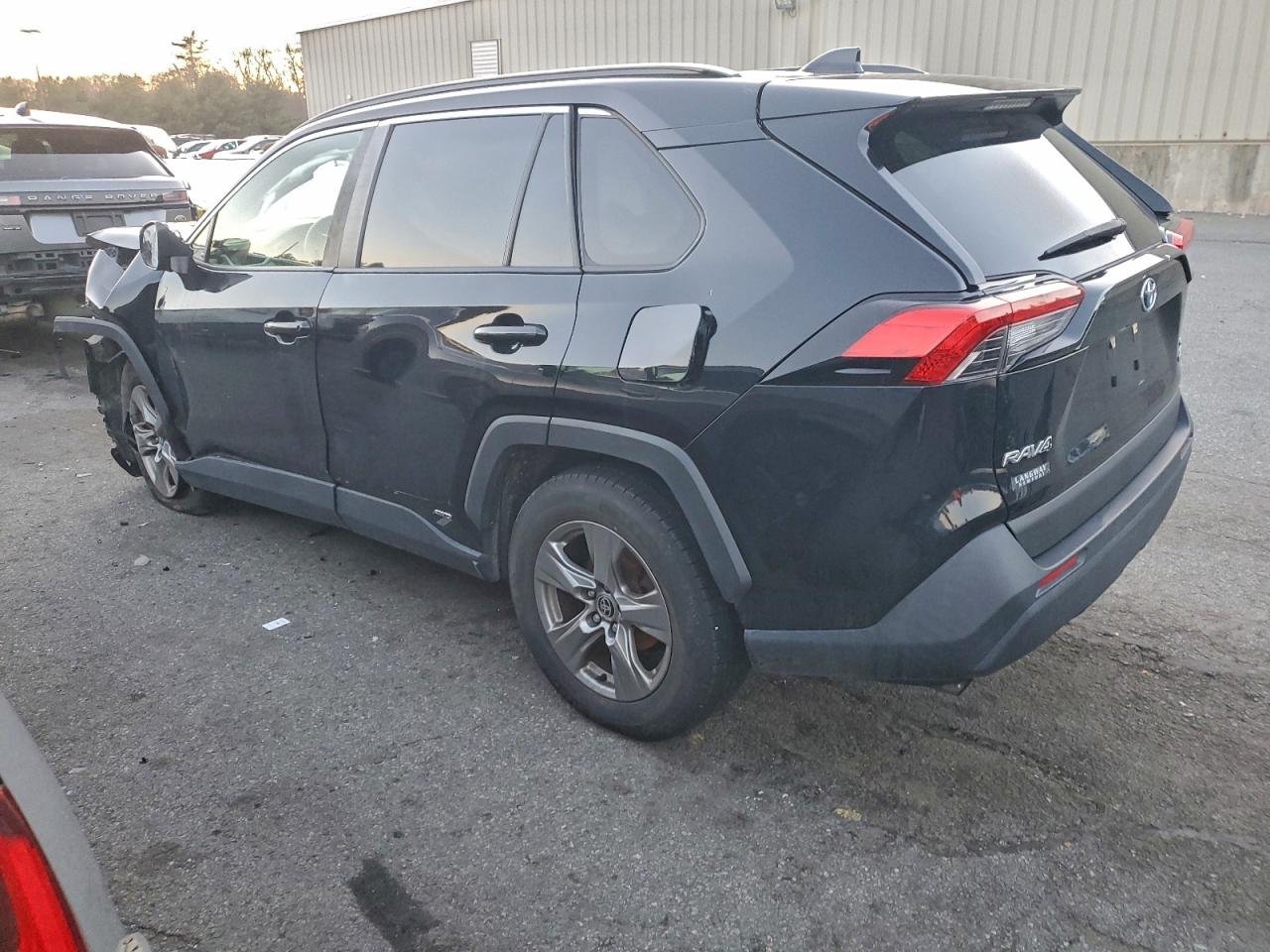 2022 TOYOTA RAV4 XLE photo 2