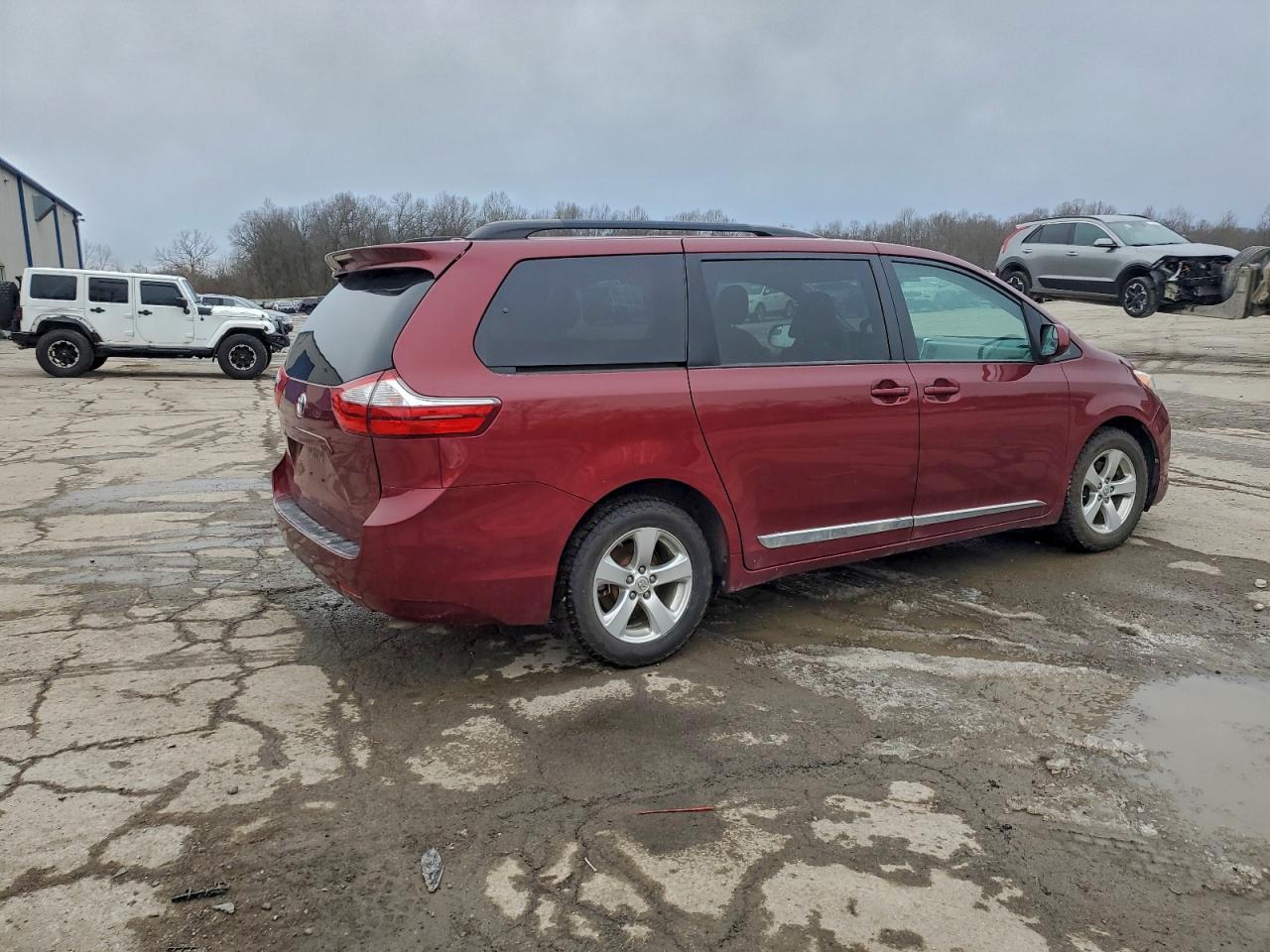 2016 TOYOTA SIENNA LE photo 3