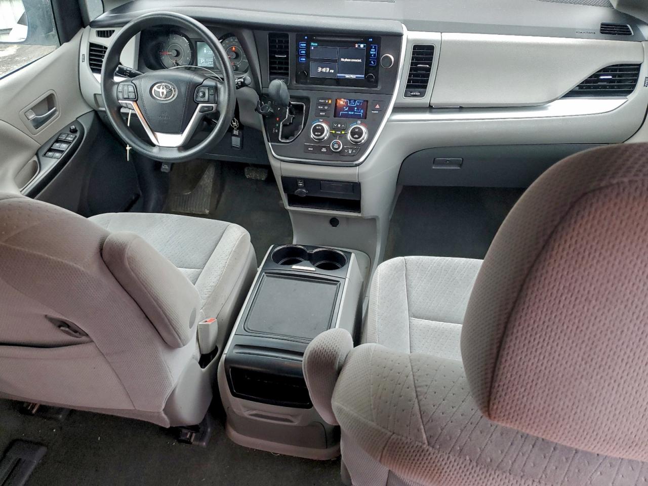 2016 TOYOTA SIENNA LE photo 8