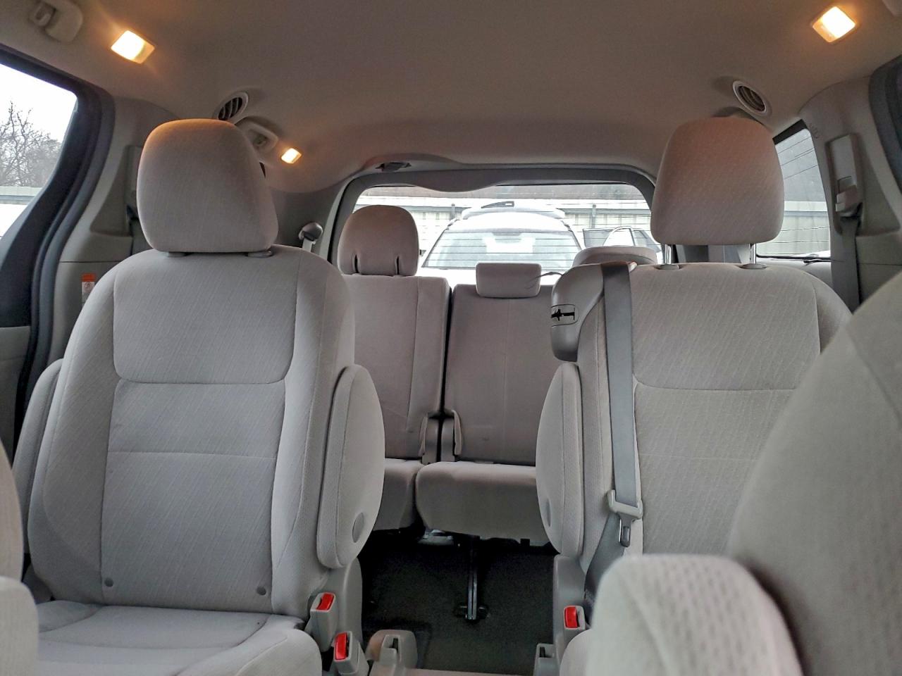2016 TOYOTA SIENNA LE photo 10