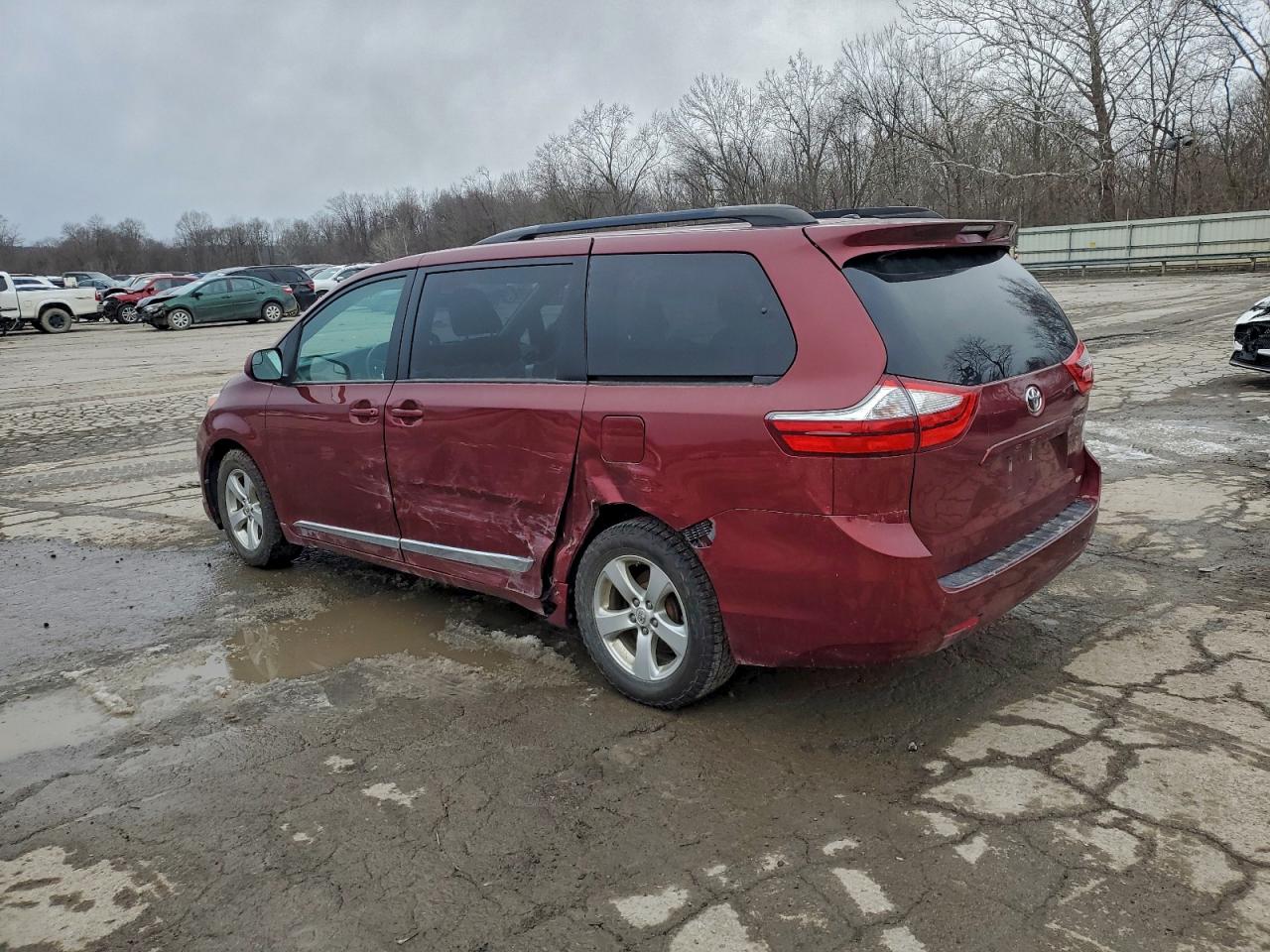 2016 TOYOTA SIENNA LE photo 2