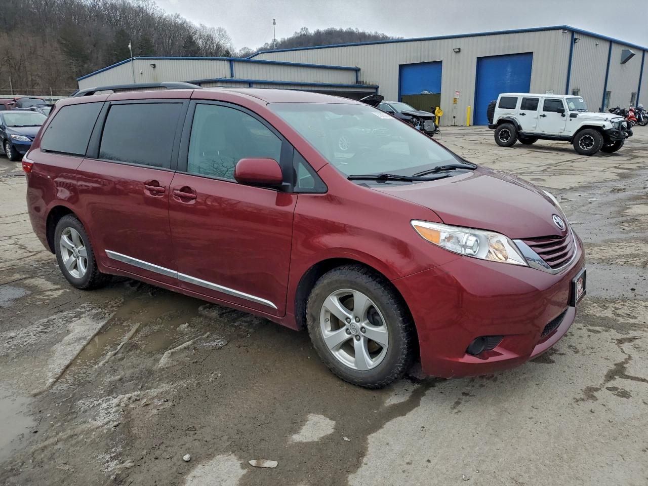 2016 TOYOTA SIENNA LE photo 4