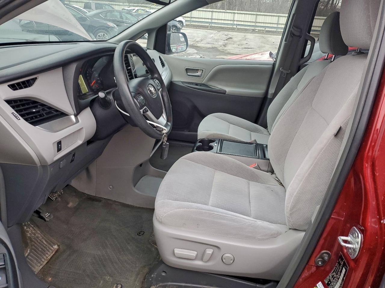 2016 TOYOTA SIENNA LE photo 7