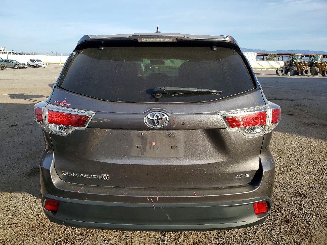 2016 TOYOTA HIGHLANDER XLE photo 6