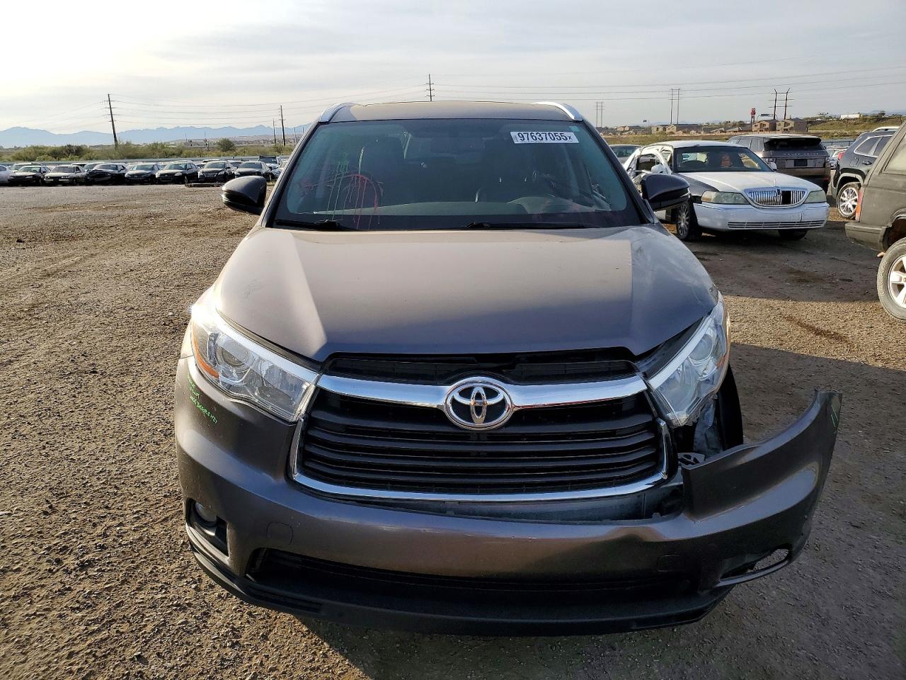 2016 TOYOTA HIGHLANDER XLE photo 5