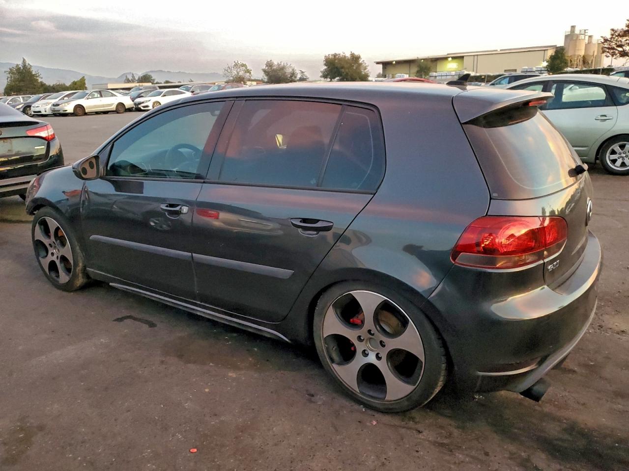 2011 VOLKSWAGEN GTI photo 4