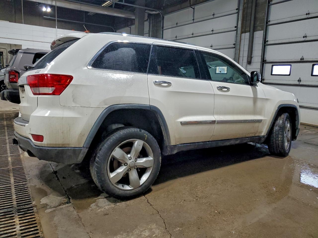 2012 JEEP GRAND CHEROKEE OVERLAND photo 3