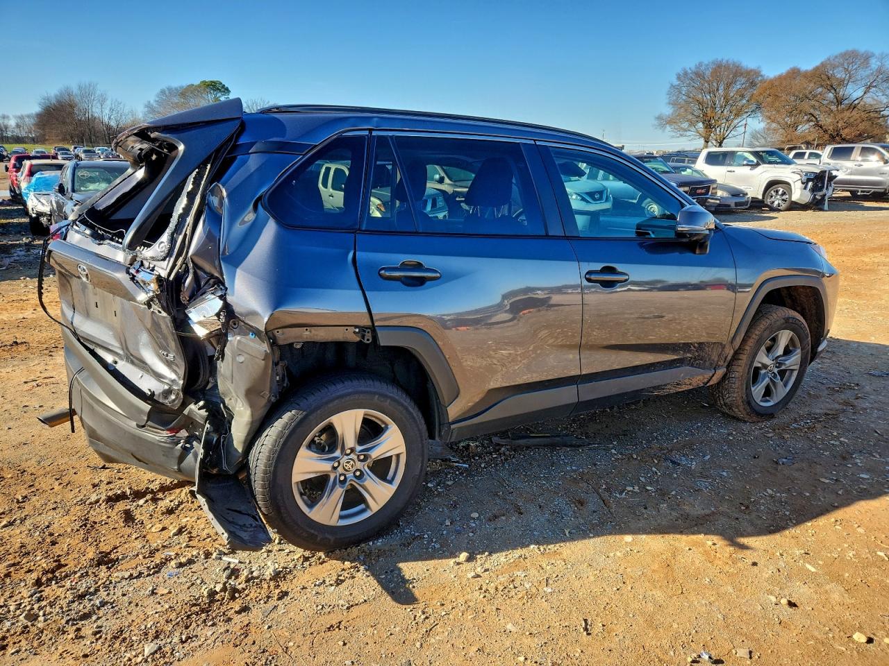 2022 TOYOTA RAV4 XLE photo 5
