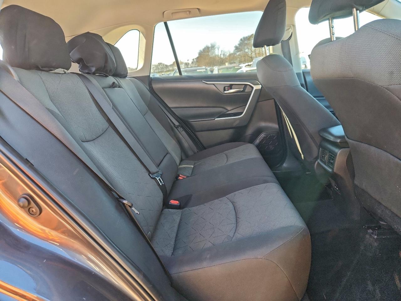 2022 TOYOTA RAV4 XLE photo 19