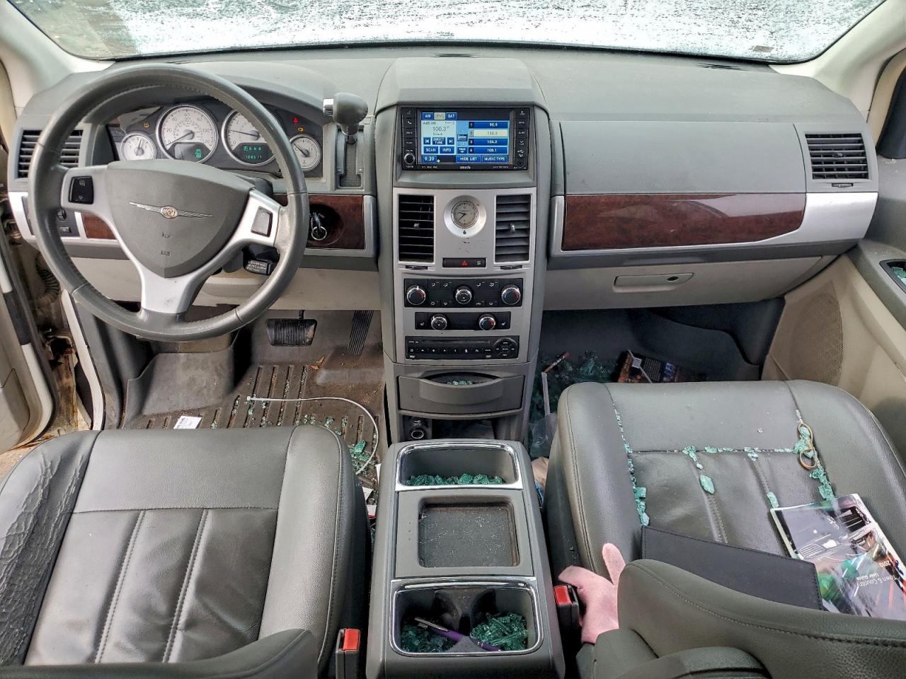 2010 CHRYSLER TOWN & COUNTRY TOURING photo 8