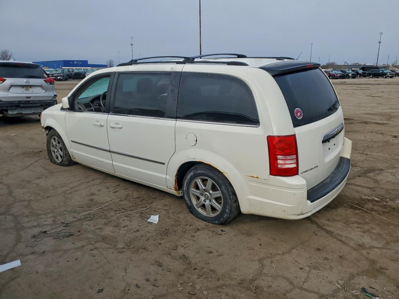 2010 CHRYSLER TOWN & COUNTRY TOURING photo 2