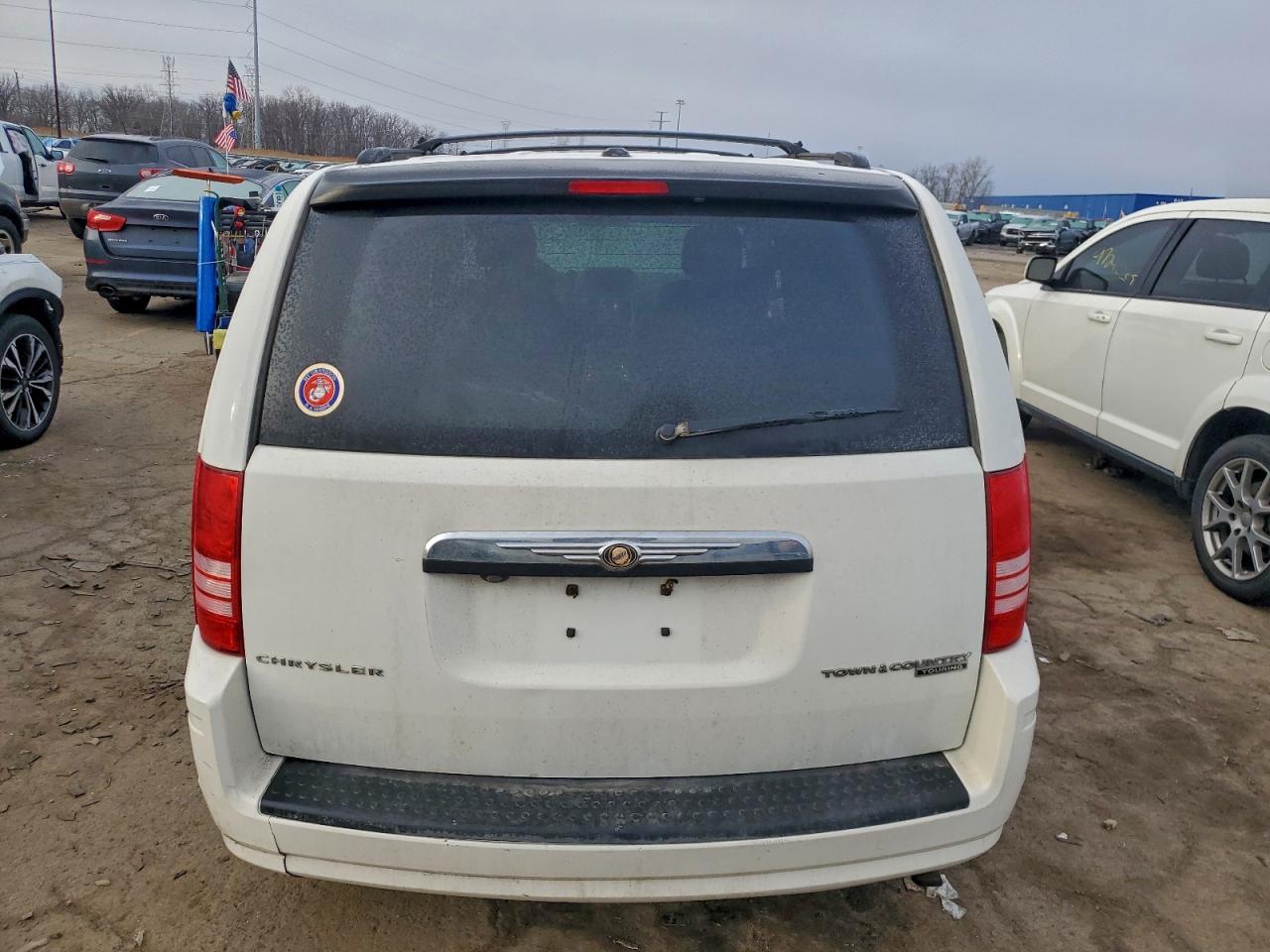 2010 CHRYSLER TOWN & COUNTRY TOURING photo 6