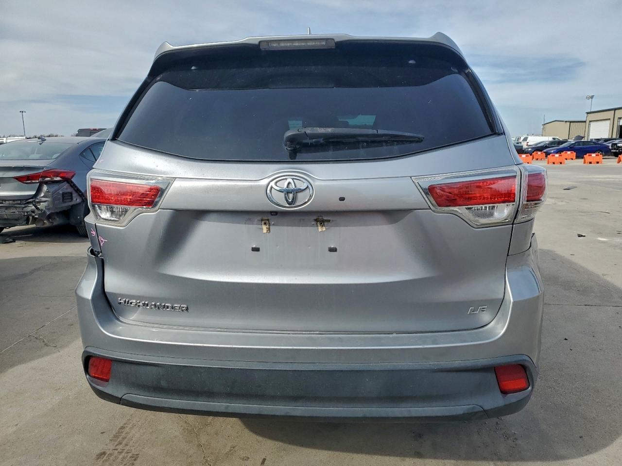 2016 TOYOTA HIGHLANDER LE photo 6