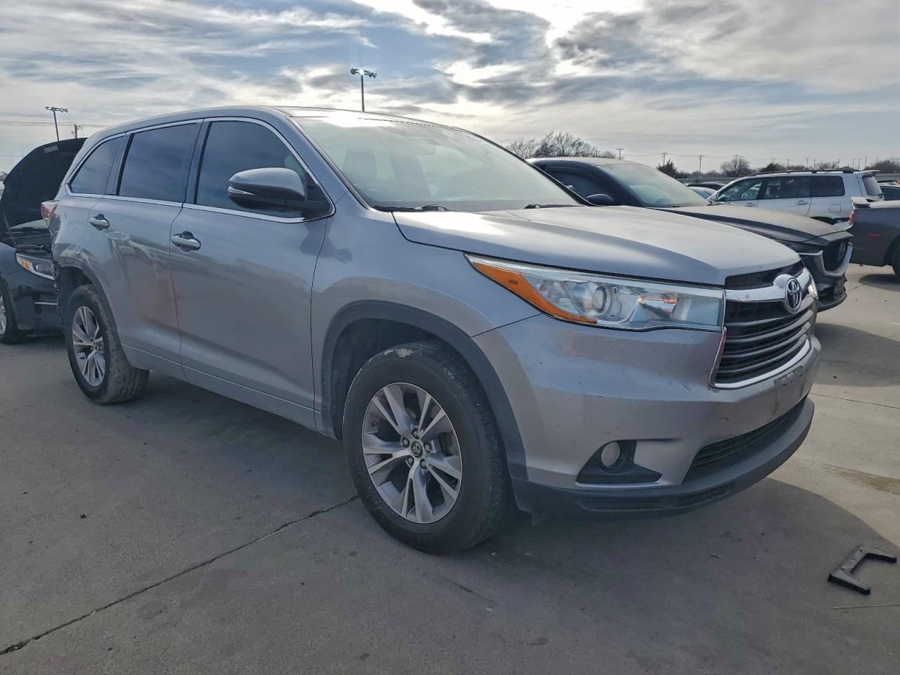 2016 TOYOTA HIGHLANDER LE photo 4