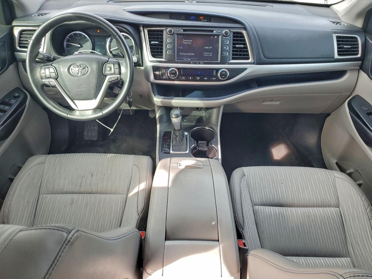 2016 TOYOTA HIGHLANDER LE photo 8