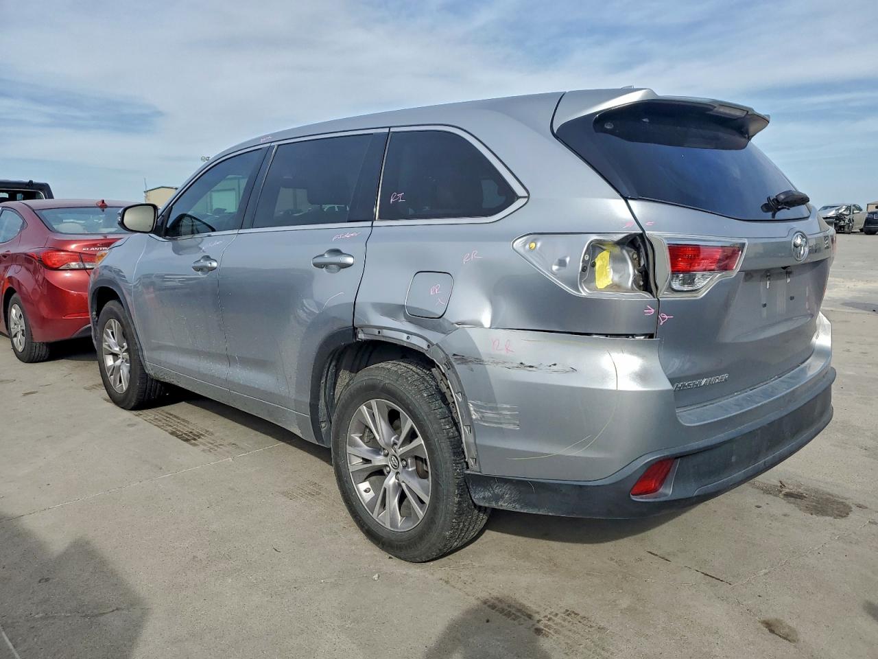 2016 TOYOTA HIGHLANDER LE photo 2