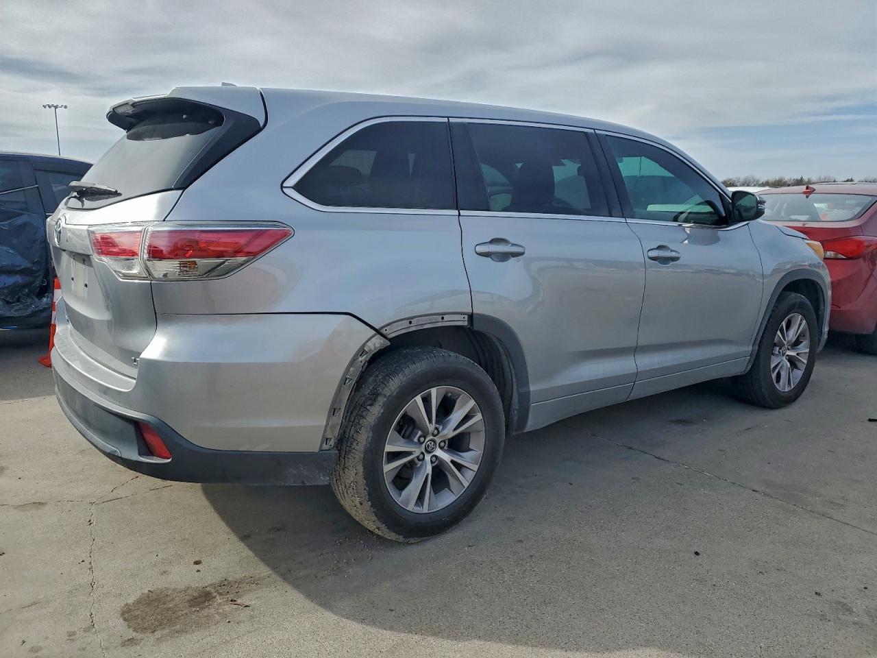 2016 TOYOTA HIGHLANDER LE photo 3