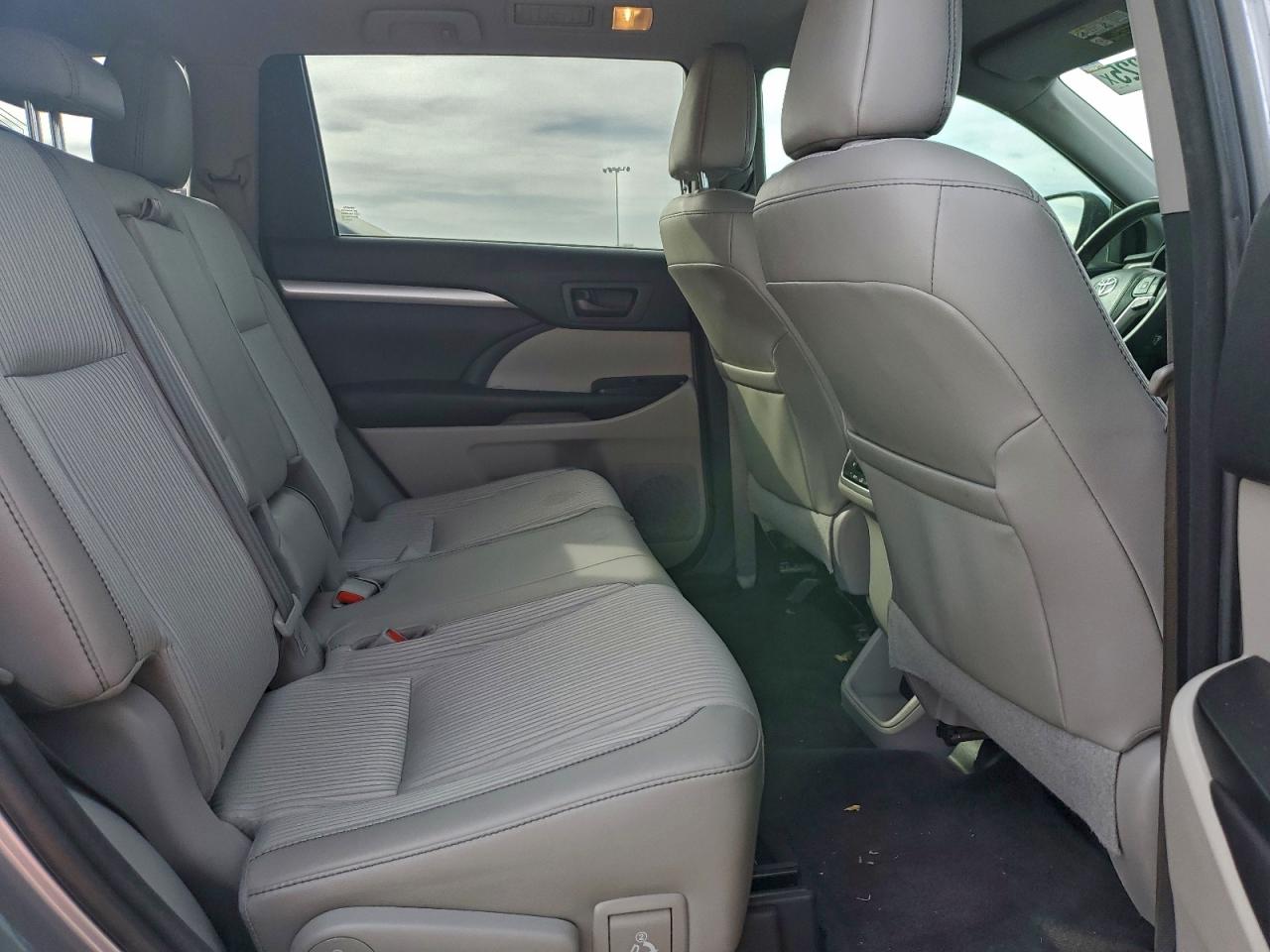 2016 TOYOTA HIGHLANDER LE photo 11