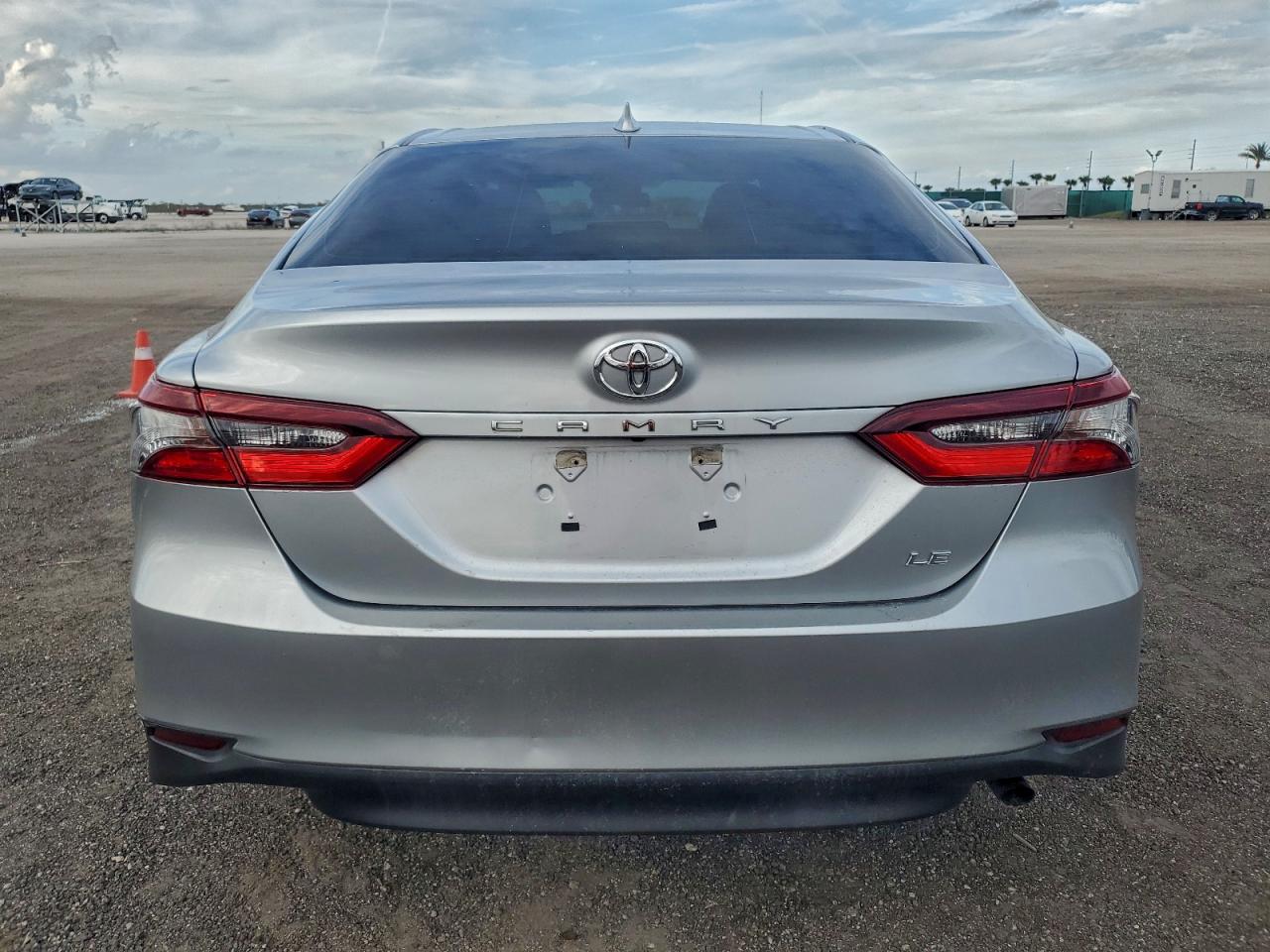 2021 TOYOTA CAMRY LE photo 6
