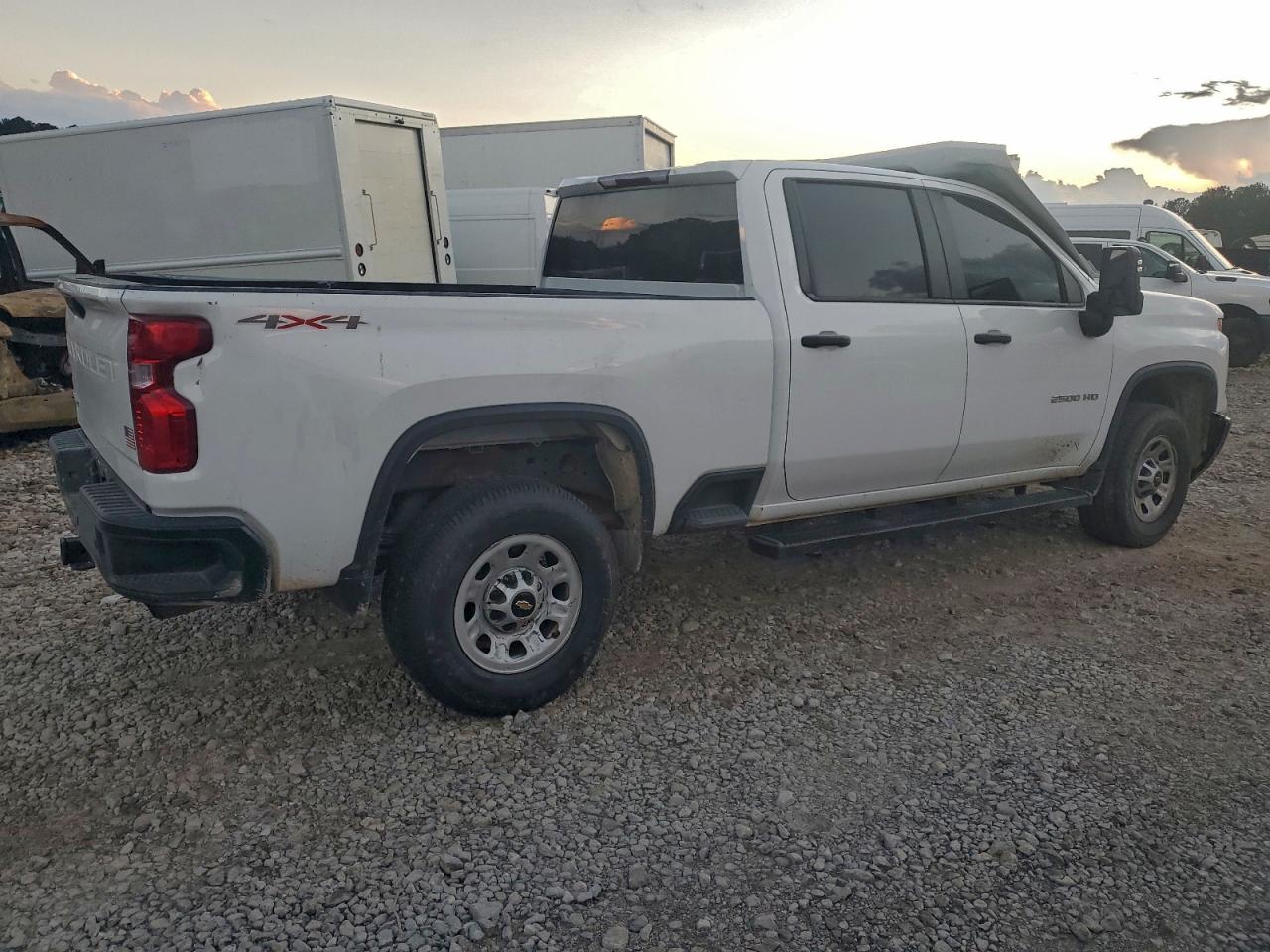 2024 CHEVROLET SILVERADO K2500 HEAVY DUTY photo 3