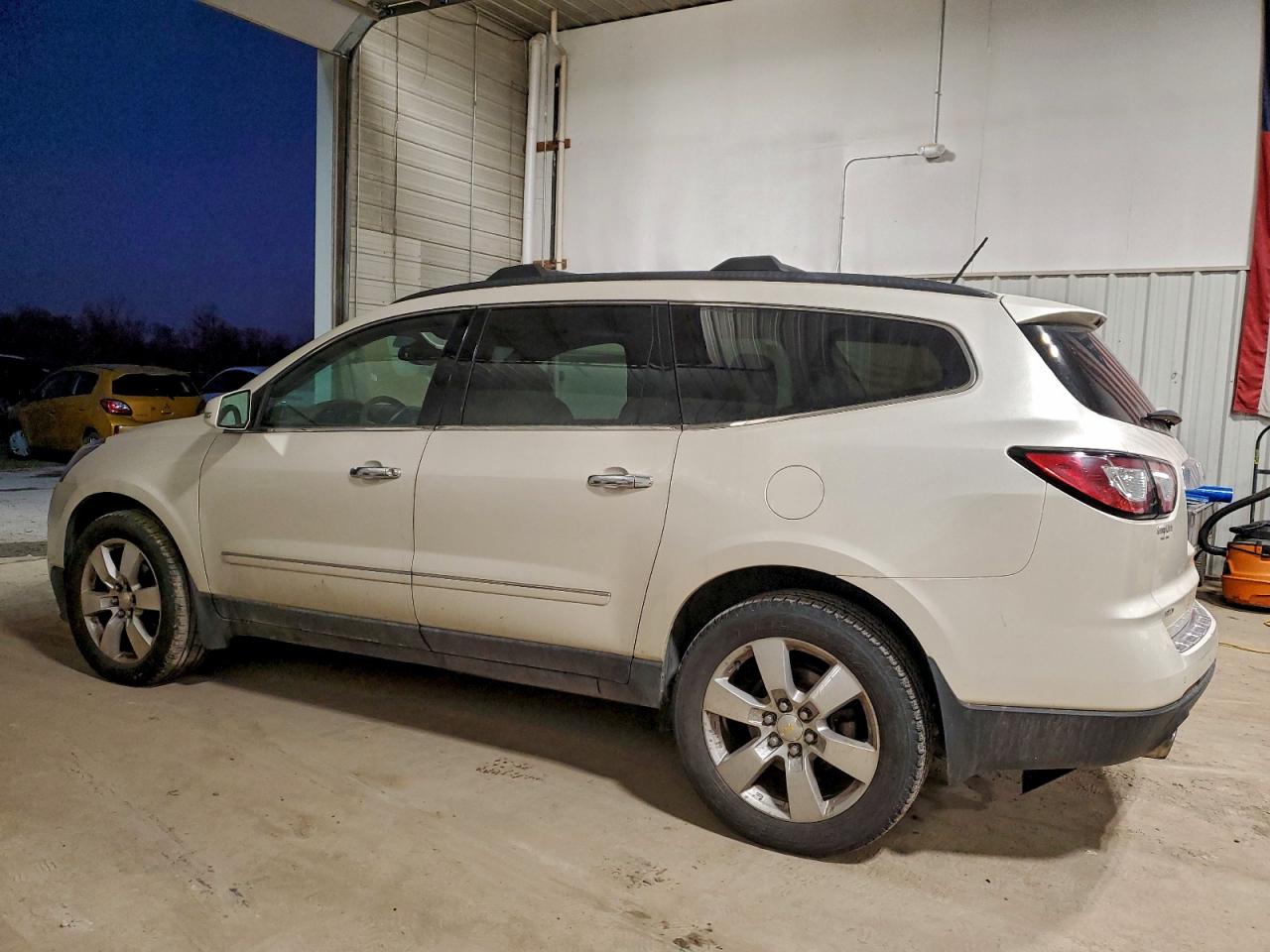2014 CHEVROLET TRAVERSE LTZ photo 2