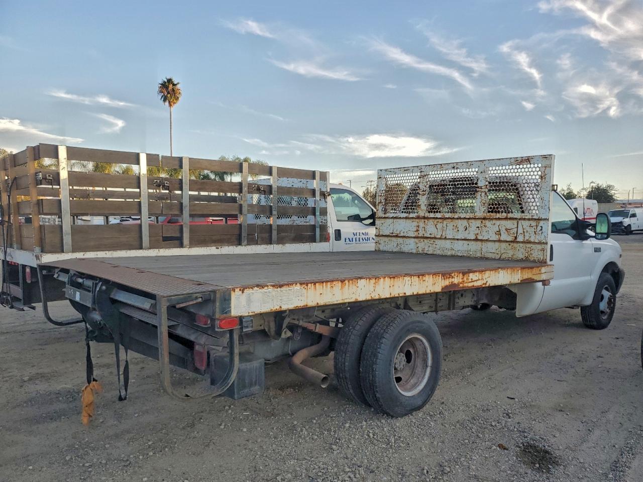 2002 FORD F350 SUPER DUTY FLATBED TRUCK photo 3