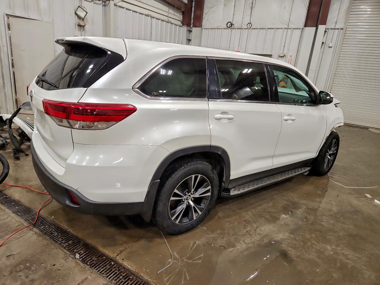 2019 TOYOTA HIGHLANDER LE photo 5