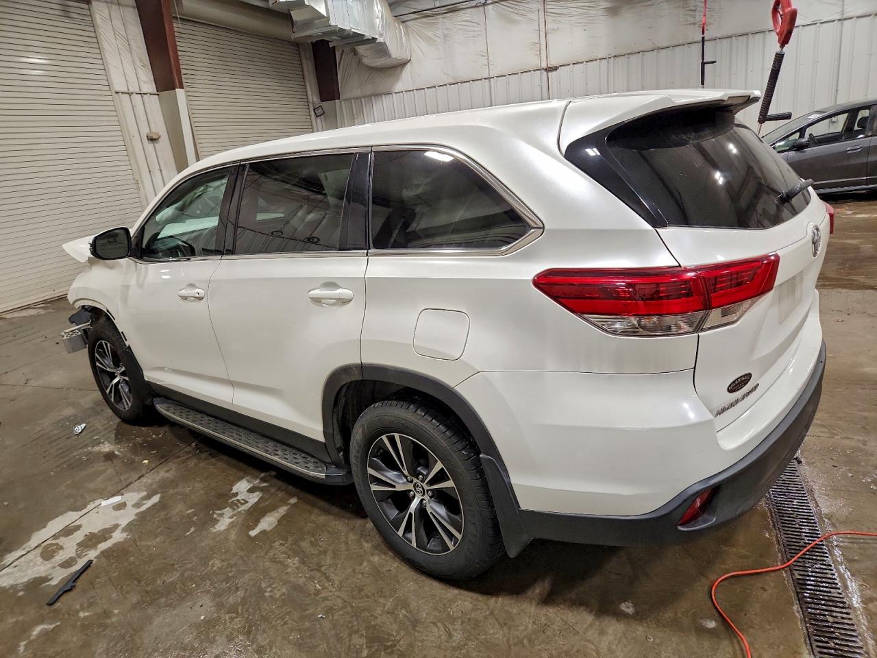 2019 TOYOTA HIGHLANDER LE photo 3