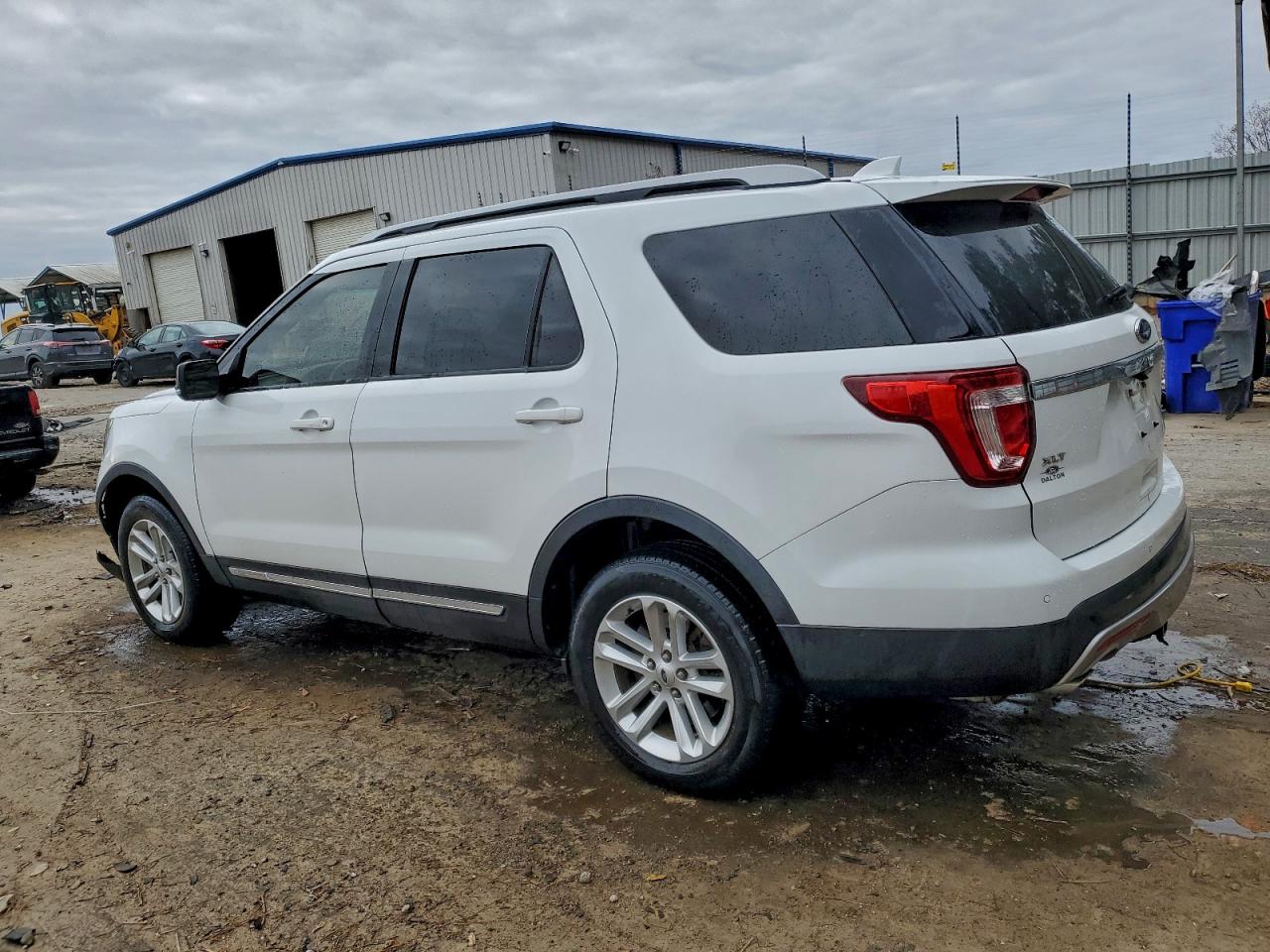 2017 FORD EXPLORER XLT photo 2
