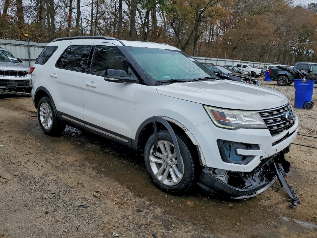 2017 FORD EXPLORER XLT photo 4