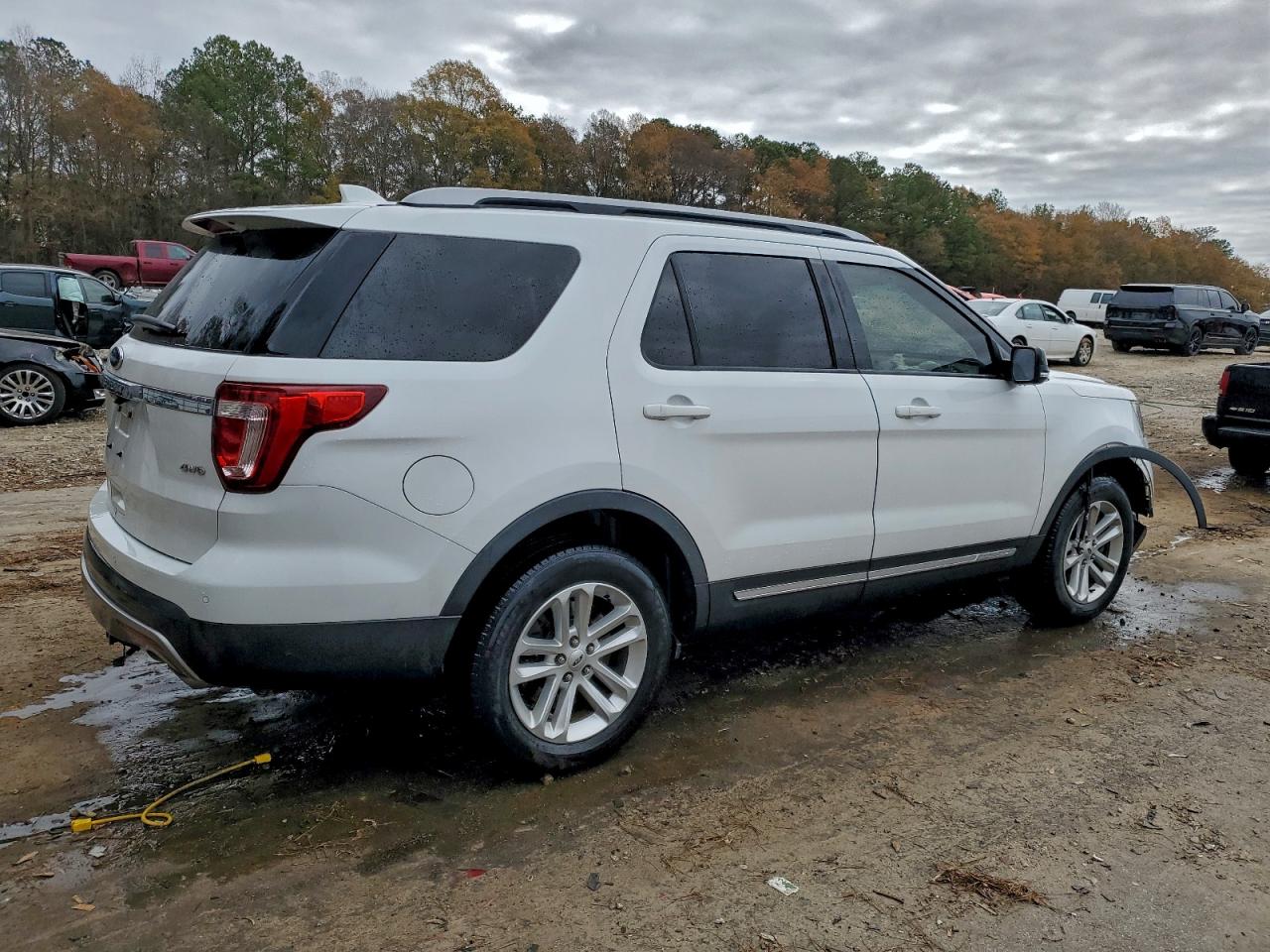2017 FORD EXPLORER XLT photo 3