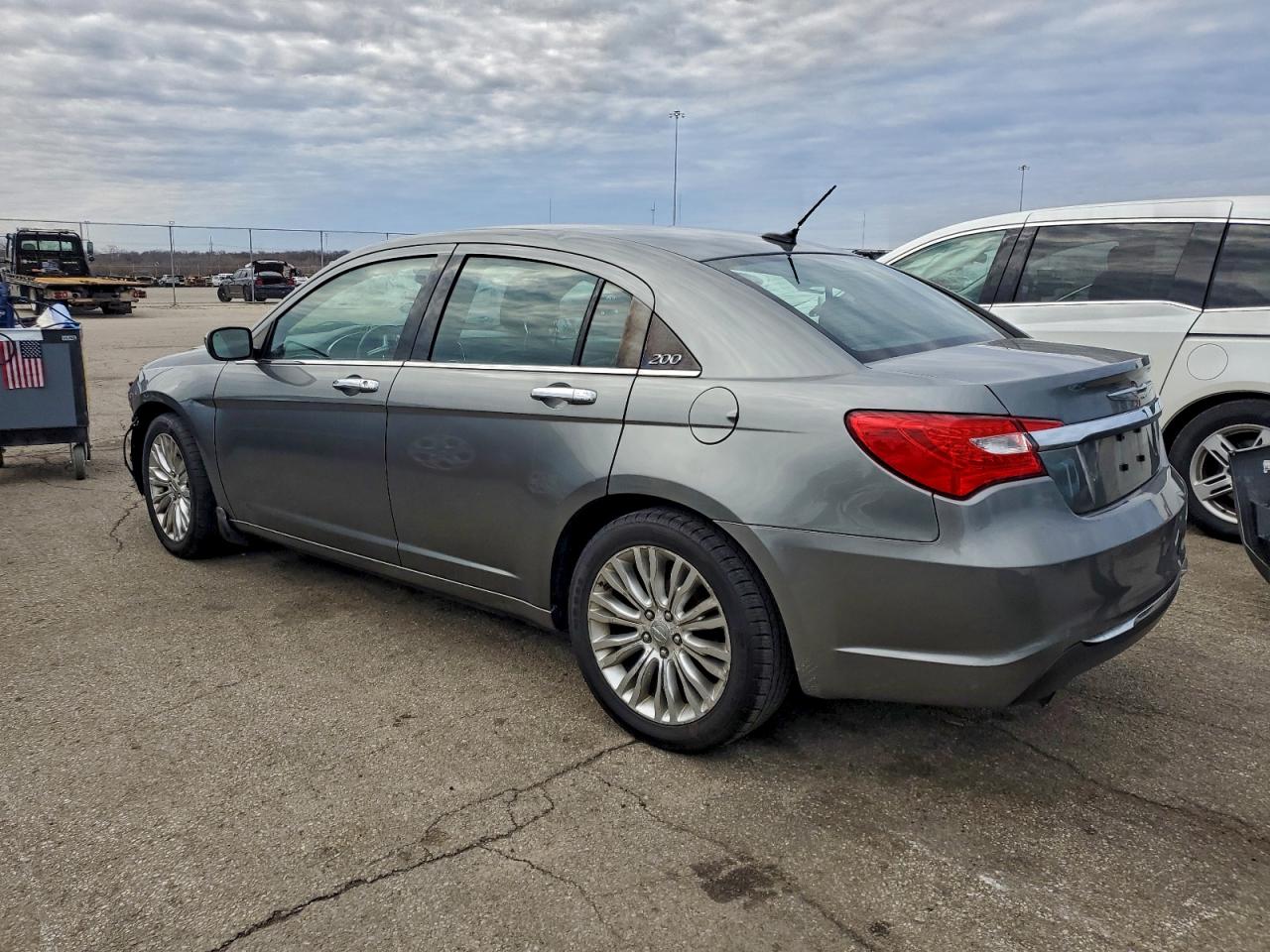 2013 CHRYSLER 200 LIMITED photo 3