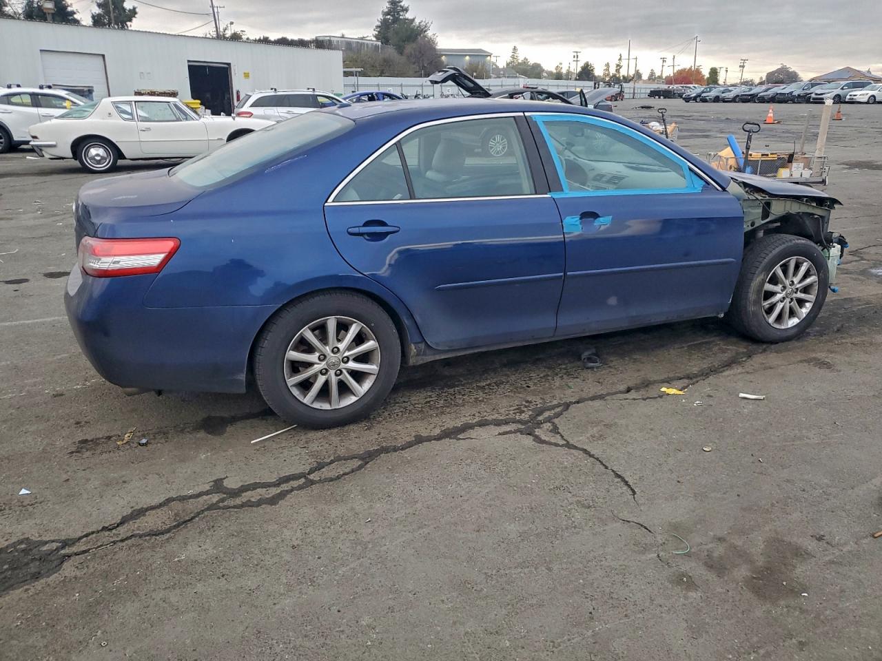 2011 TOYOTA CAMRY BASE photo 3