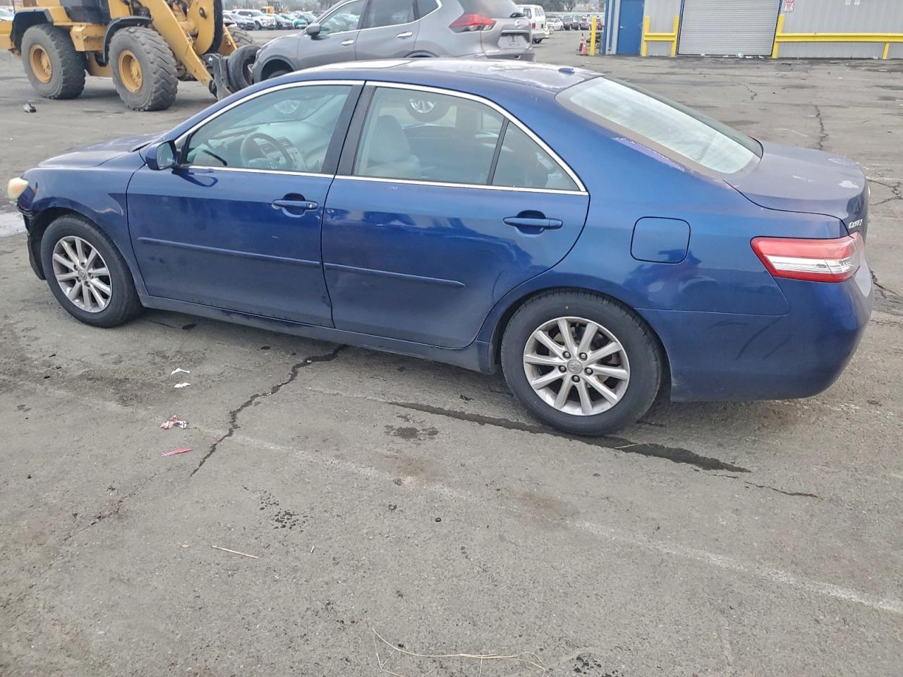 2011 TOYOTA CAMRY BASE photo 2