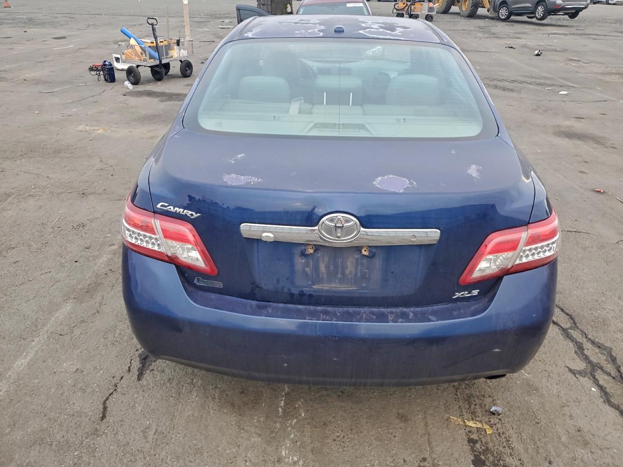 2011 TOYOTA CAMRY BASE photo 6