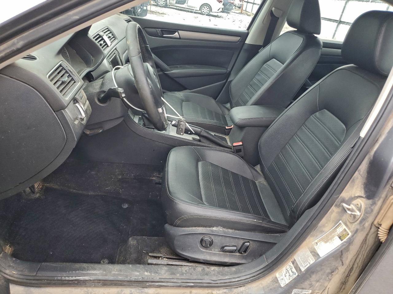2015 VOLKSWAGEN PASSAT SE photo 13