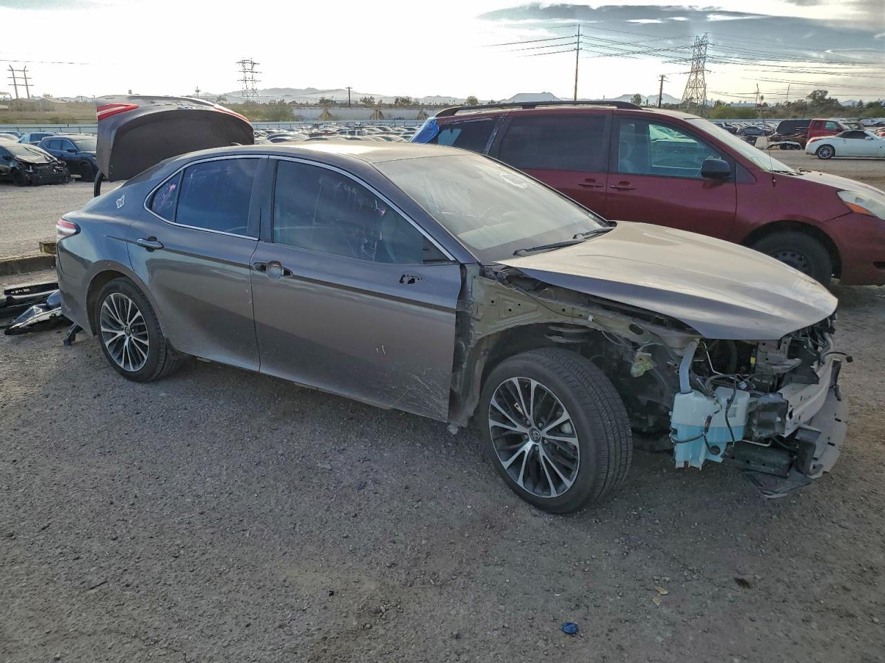 2020 TOYOTA CAMRY SE photo 4
