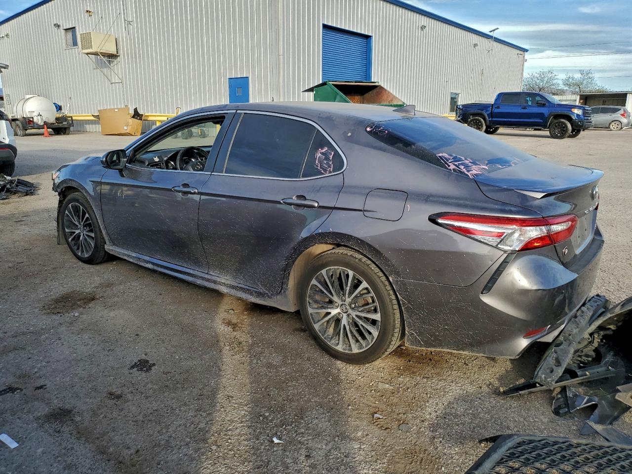 2020 TOYOTA CAMRY SE photo 2