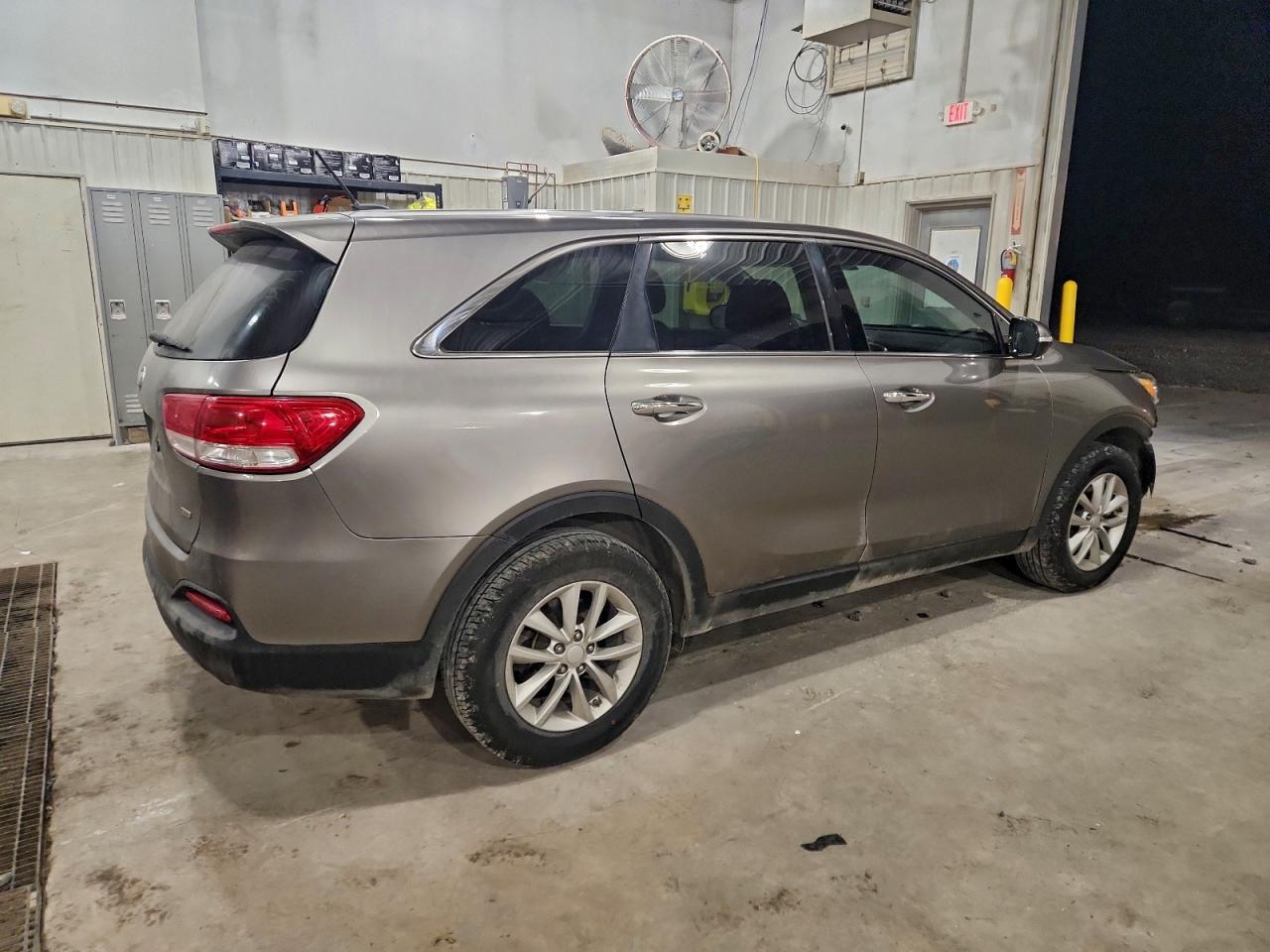 2016 KIA SORENTO LX photo 3