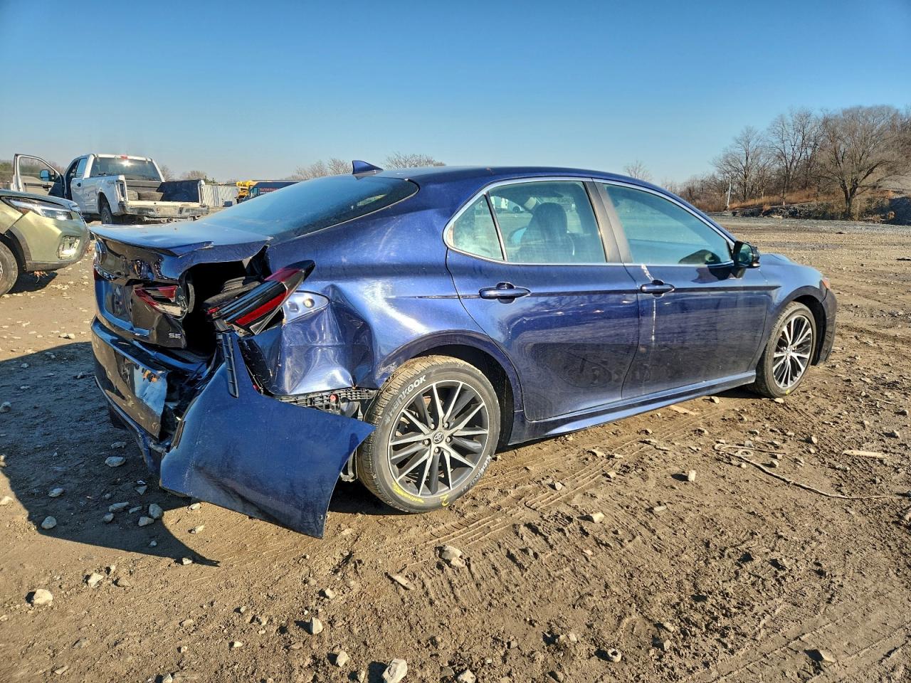 2021 TOYOTA CAMRY SE photo 3