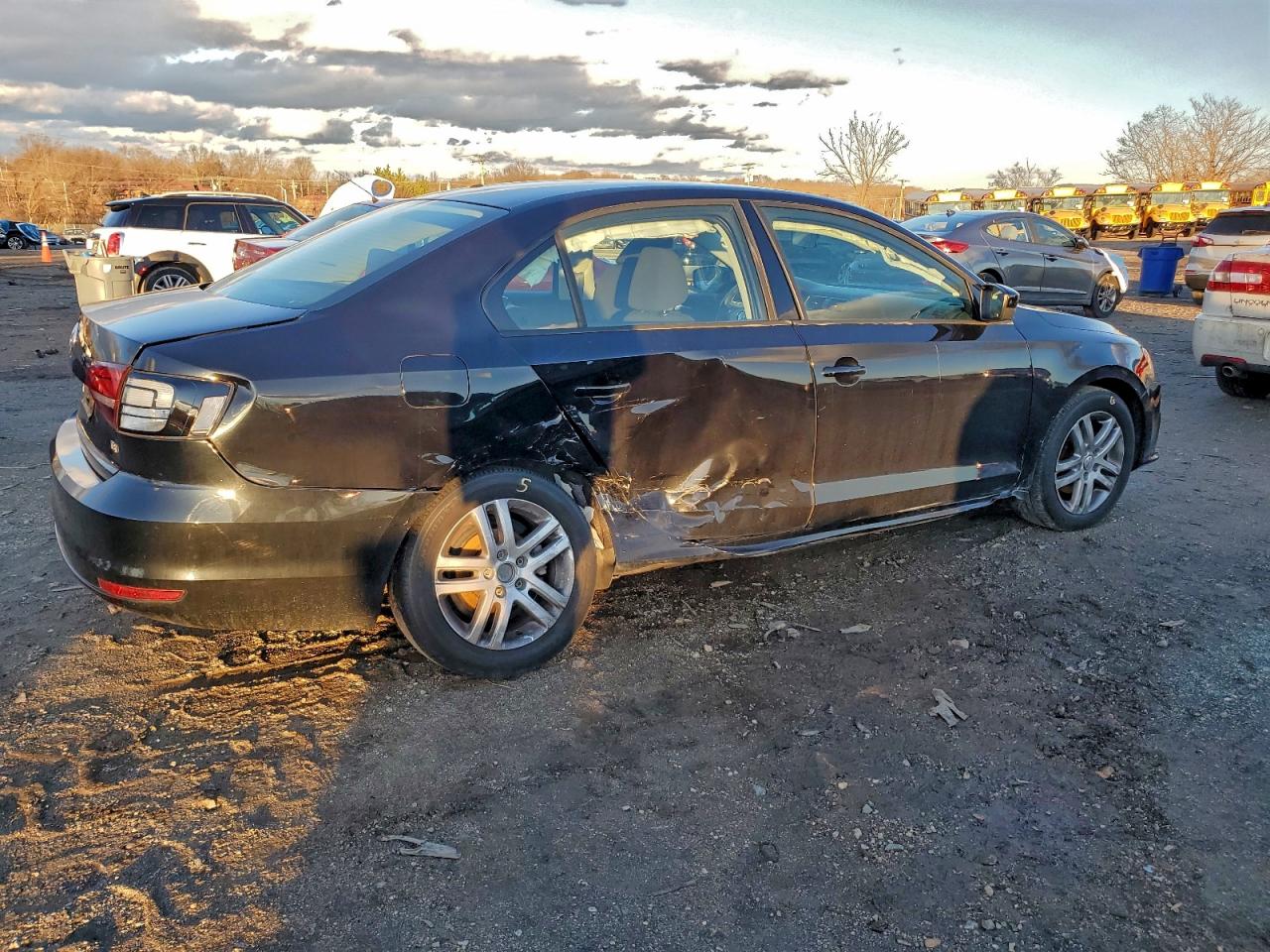 2018 VOLKSWAGEN JETTA photo 3