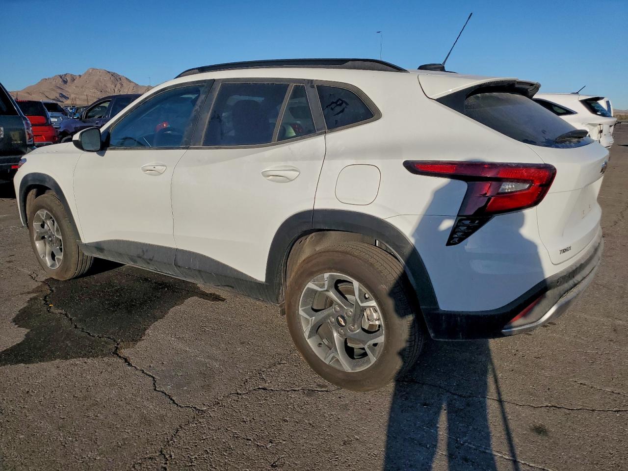 2025 CHEVROLET TRAX 1LT photo 2