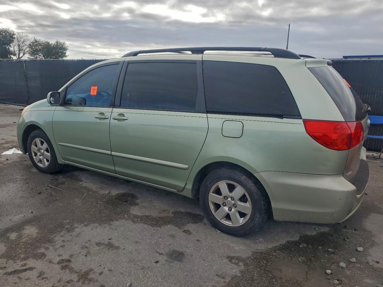 2008 TOYOTA SIENNA XLE photo 2